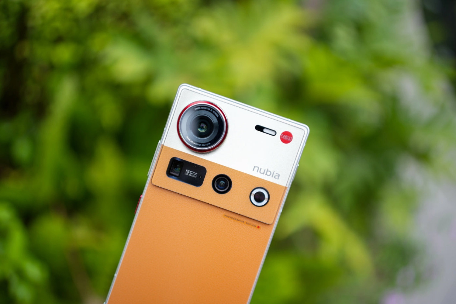 Camera chính với thiết kế đặc trưng