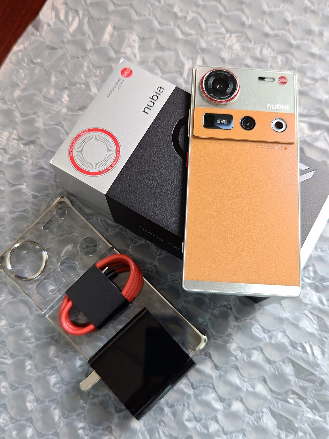 Nubia Z70S Ultra Photographer Edition đi kèm củ sạc với cổng USB-C 80W