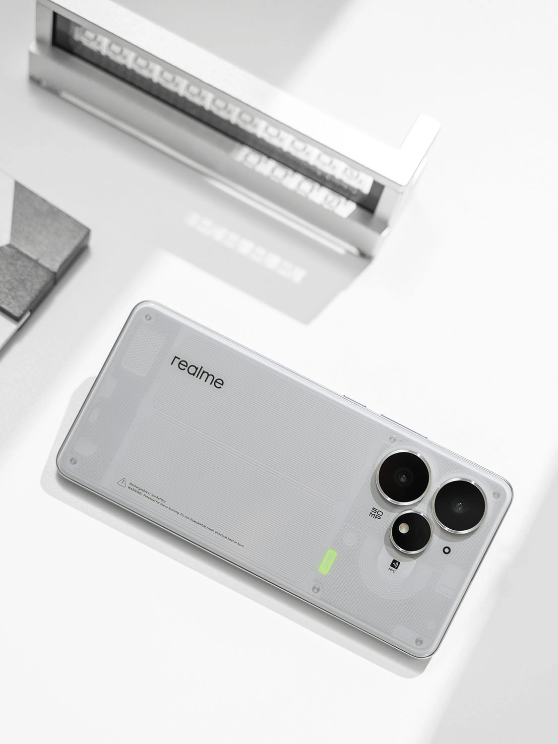 Trên tay Realme Neo7 Turbo: Thiết kế mặt lưng trong suốt cá tính