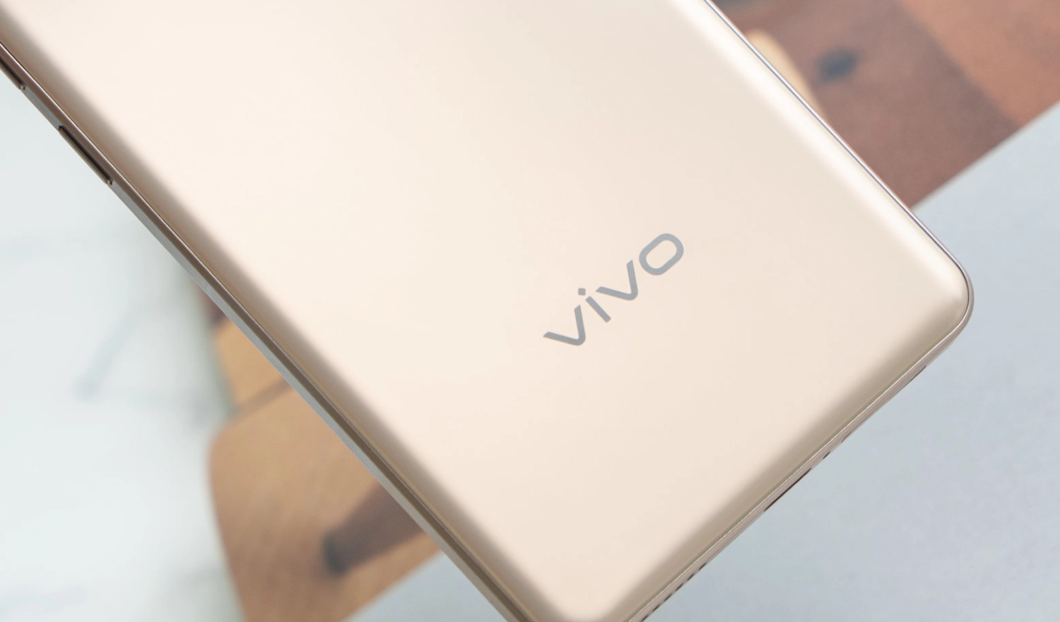 Logo Vivo ở phía dưới mặt lưng