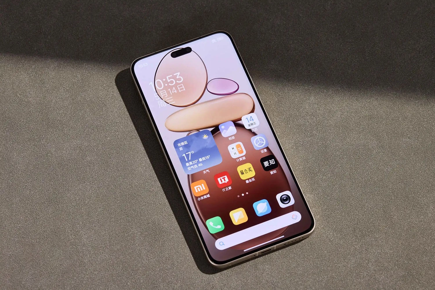 Màn hình cũng như mặt trước của Xiaomi CIVI 5 Pro rất sexy