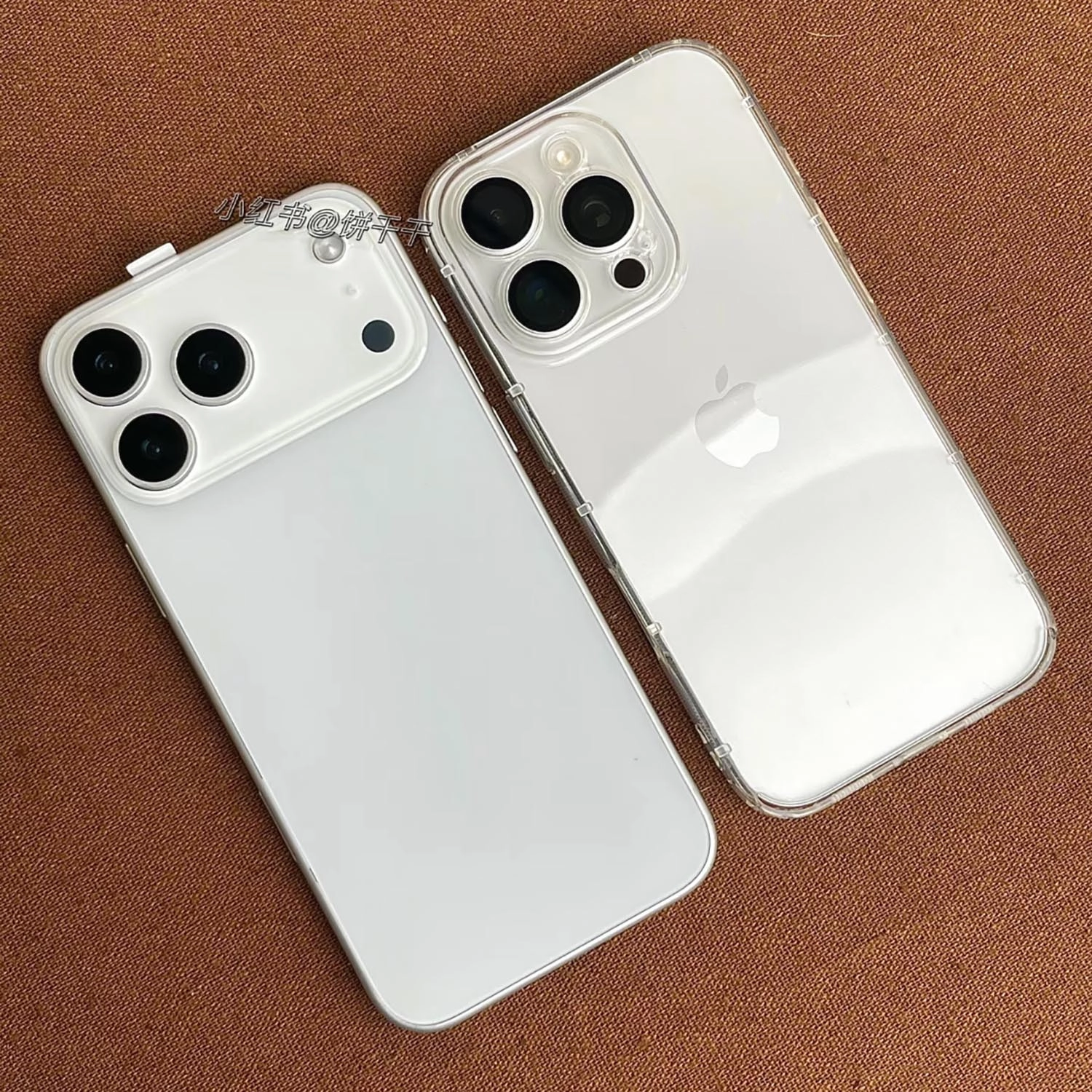Mô hình iPhone 17 Pro Max (trái)