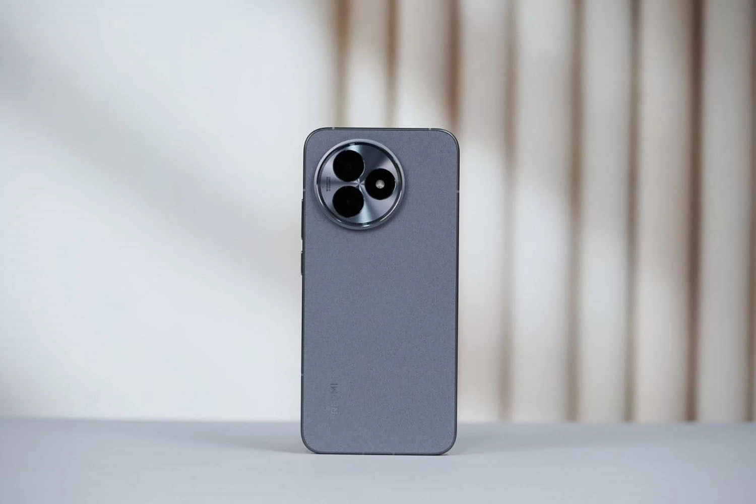 Cụm camera thay đổi, mặt lưng quen thuộc