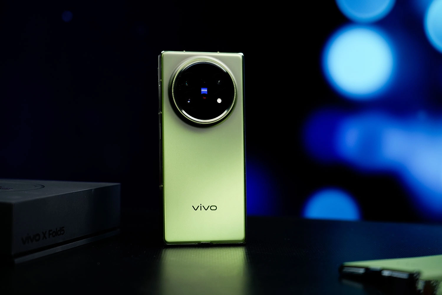 Pin khủng 5.500 mAh và sạc nhanh 120W