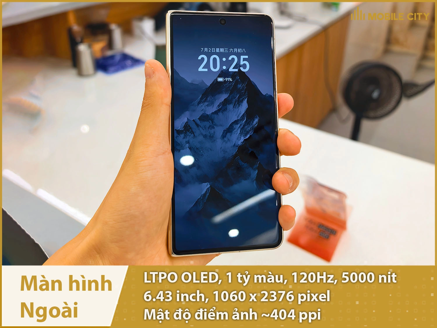 Màn hình ngoài kích thước lớn hiển thị đẹp mắt