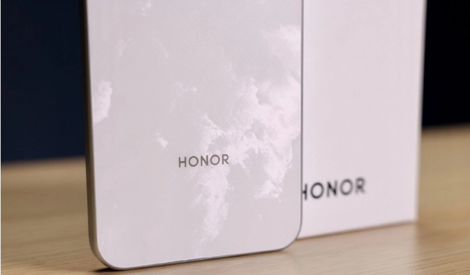 Logo Honor ở dưới mặt lưng