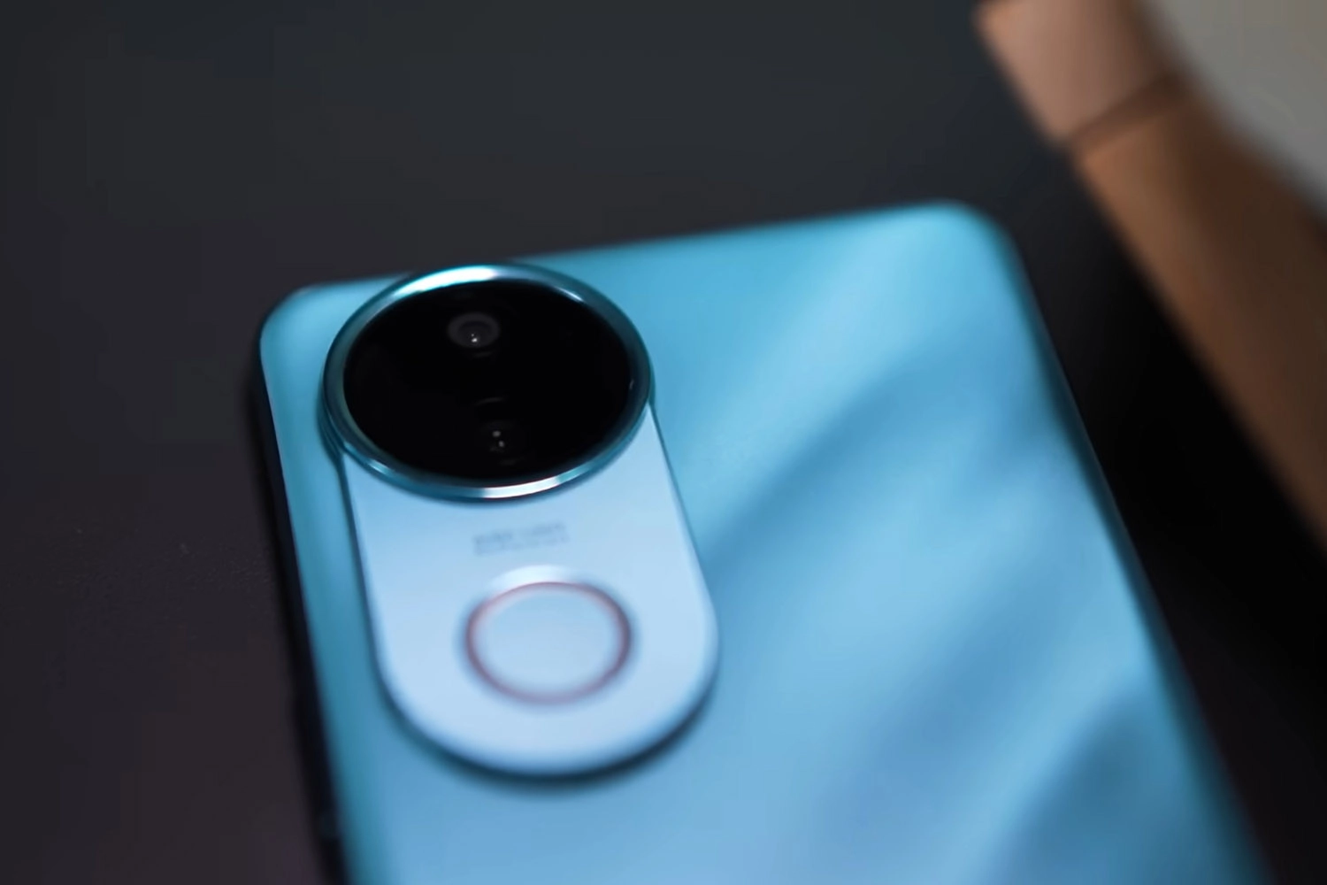 Cụm camera chính