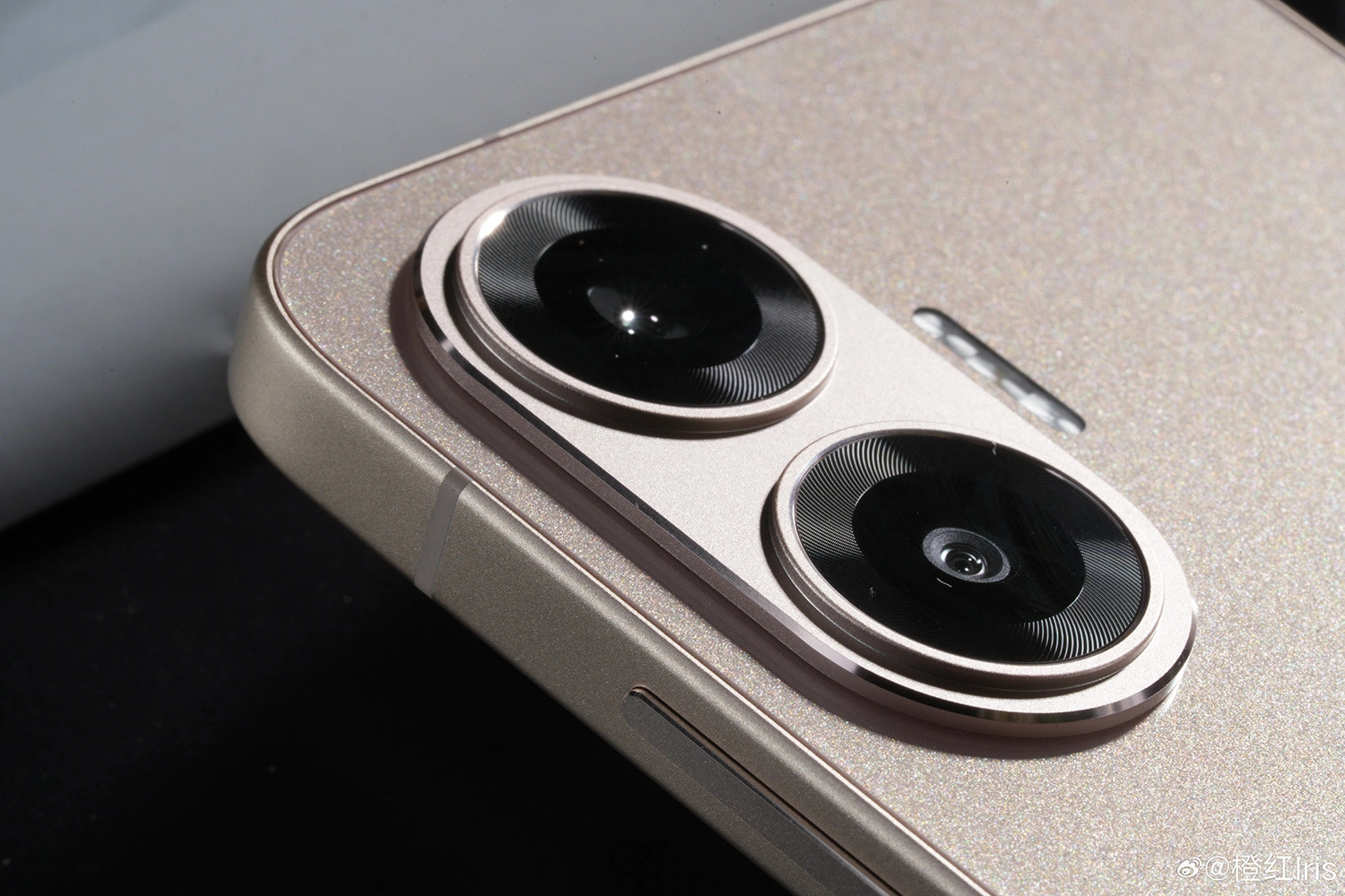 Cụm camera chính