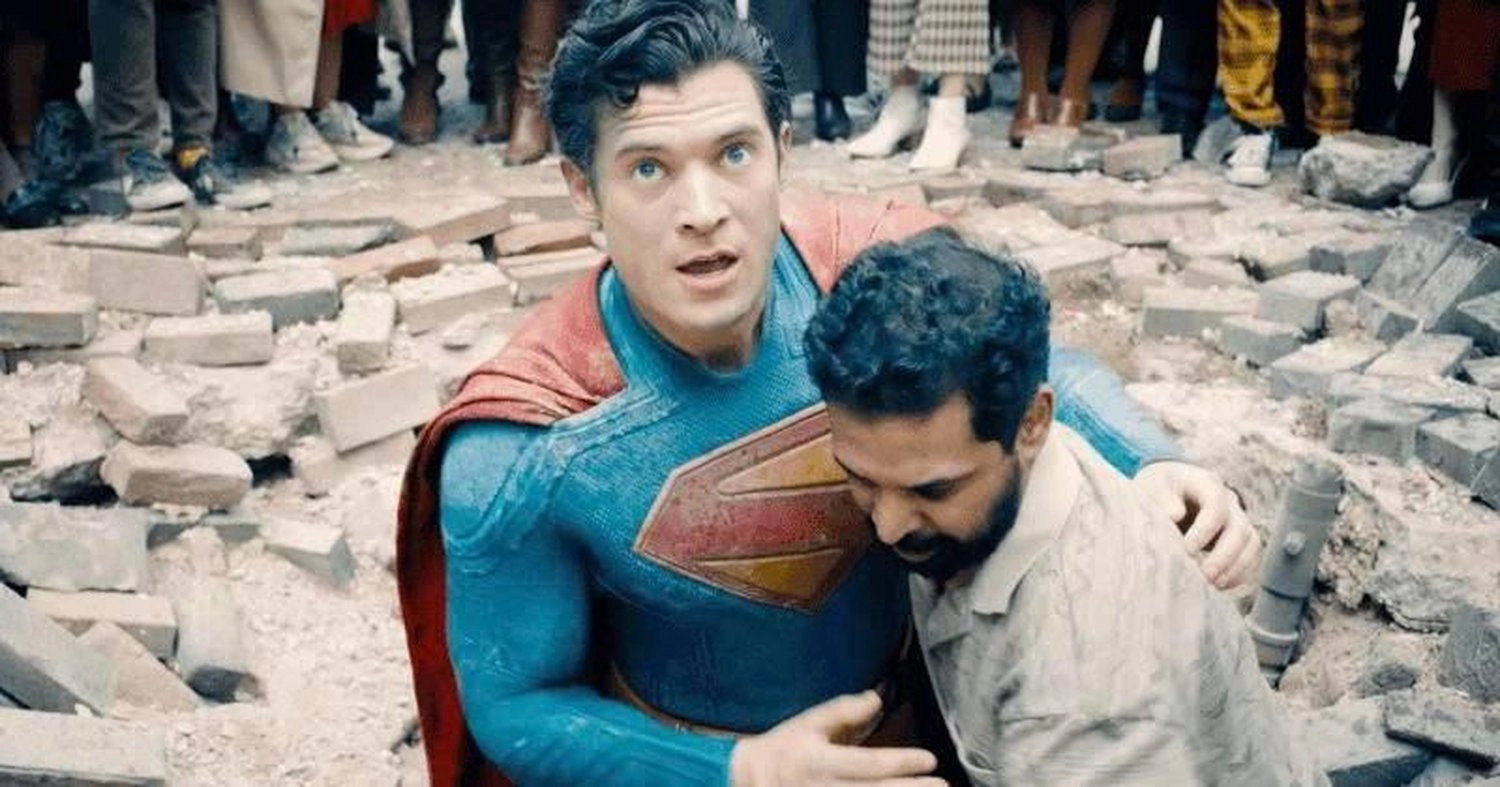 Phim kể về Clark Kent,  một người ngoài hành tinh lớn lên ở Trái Đất
