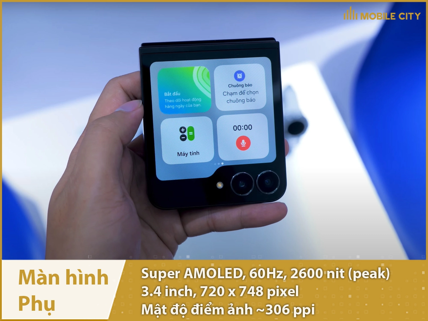 Màn hình phụ 3,4 inch rộng rãi cho trải nghiệm
