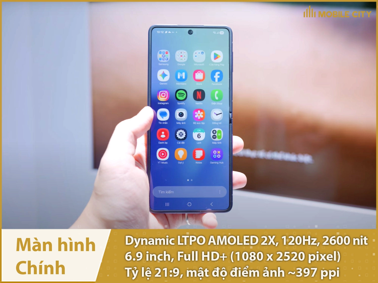 Màn hình chính hiển thị đẹp, nếp gấp rất mờ