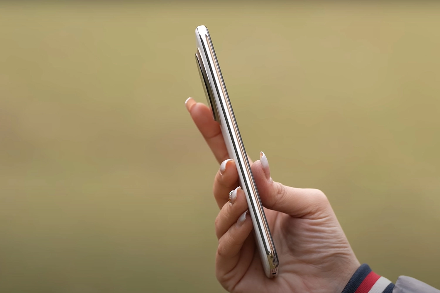 Thay mặt kính sau Realme 14 Pro Plus, dấu hiệu cần thay vỏ máy