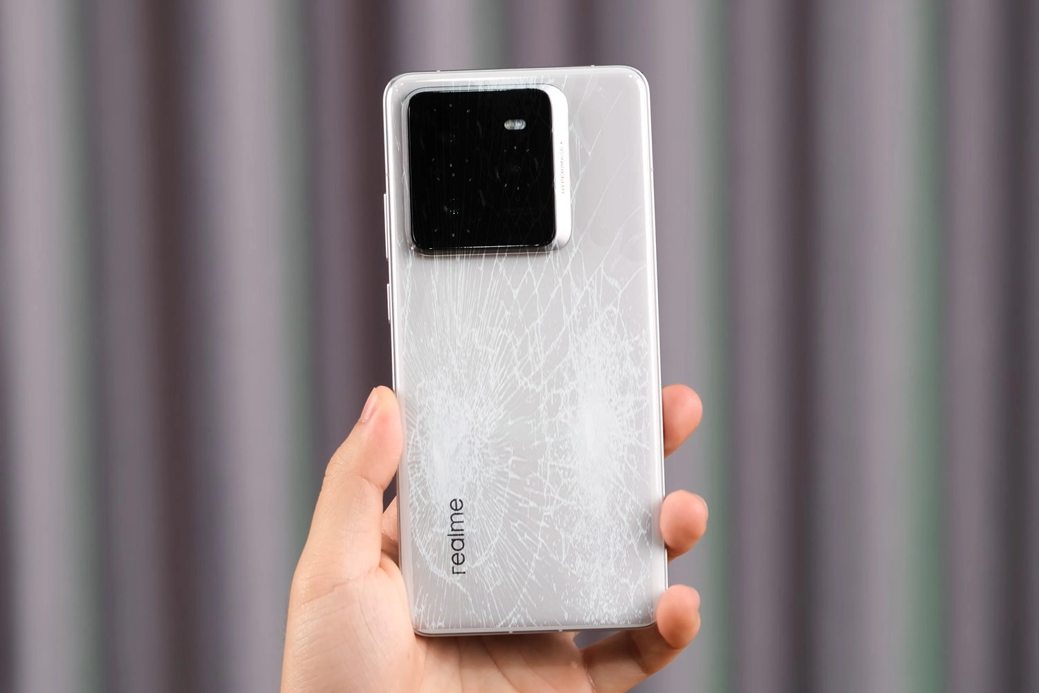 Thay mặt kính sau Realme GT7, dấu hiệu