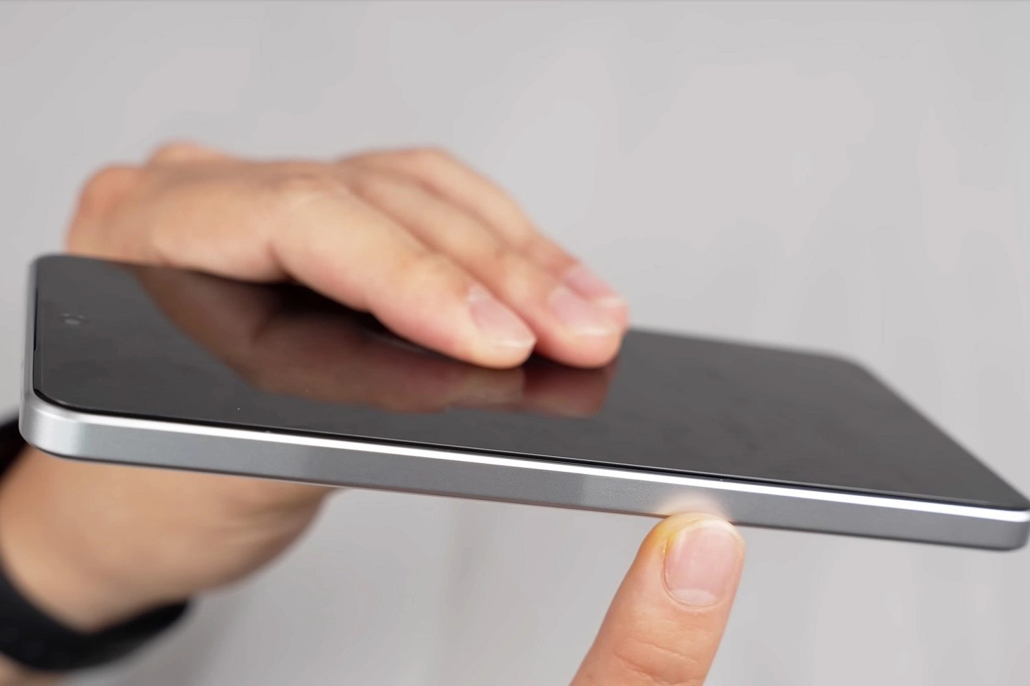 Thay mặt kính sau Realme Neo7 SE, dấu hiệu cần thay vỏ