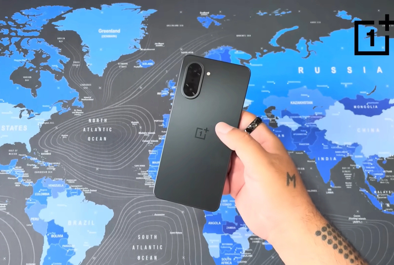 OnePlus Nord CE 5 có bề mặt phẳng và nhám