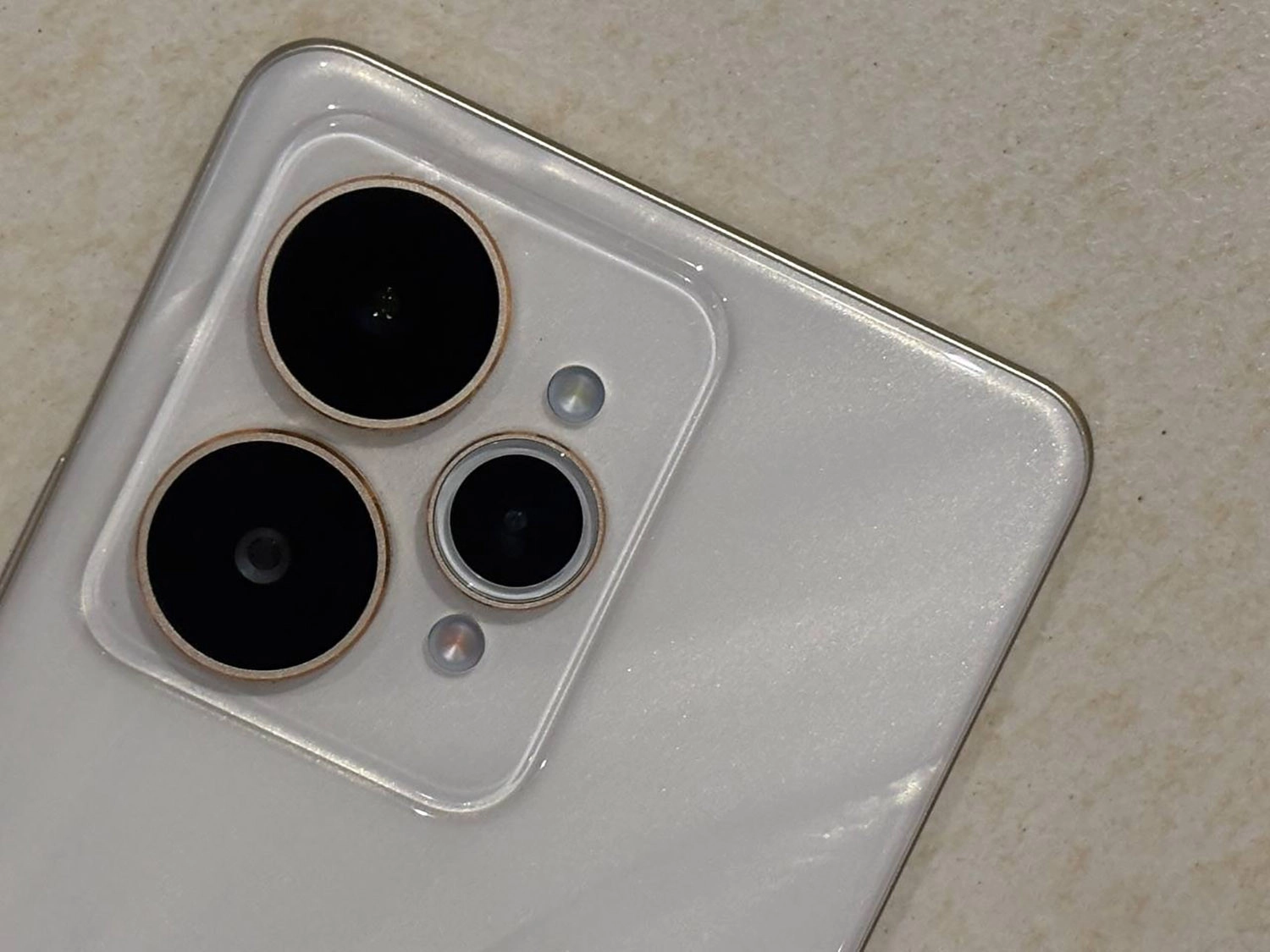 Cụm camera chính