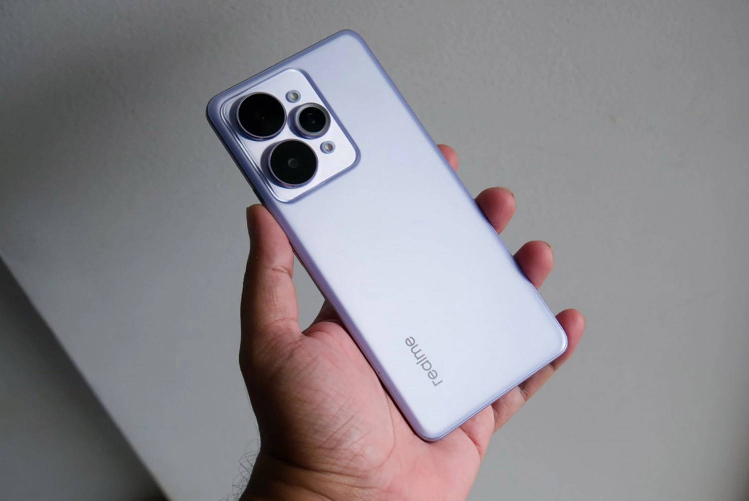 Realme 15 Pro tiếp tục theo xu hướng mặt lưng và màn hình cong