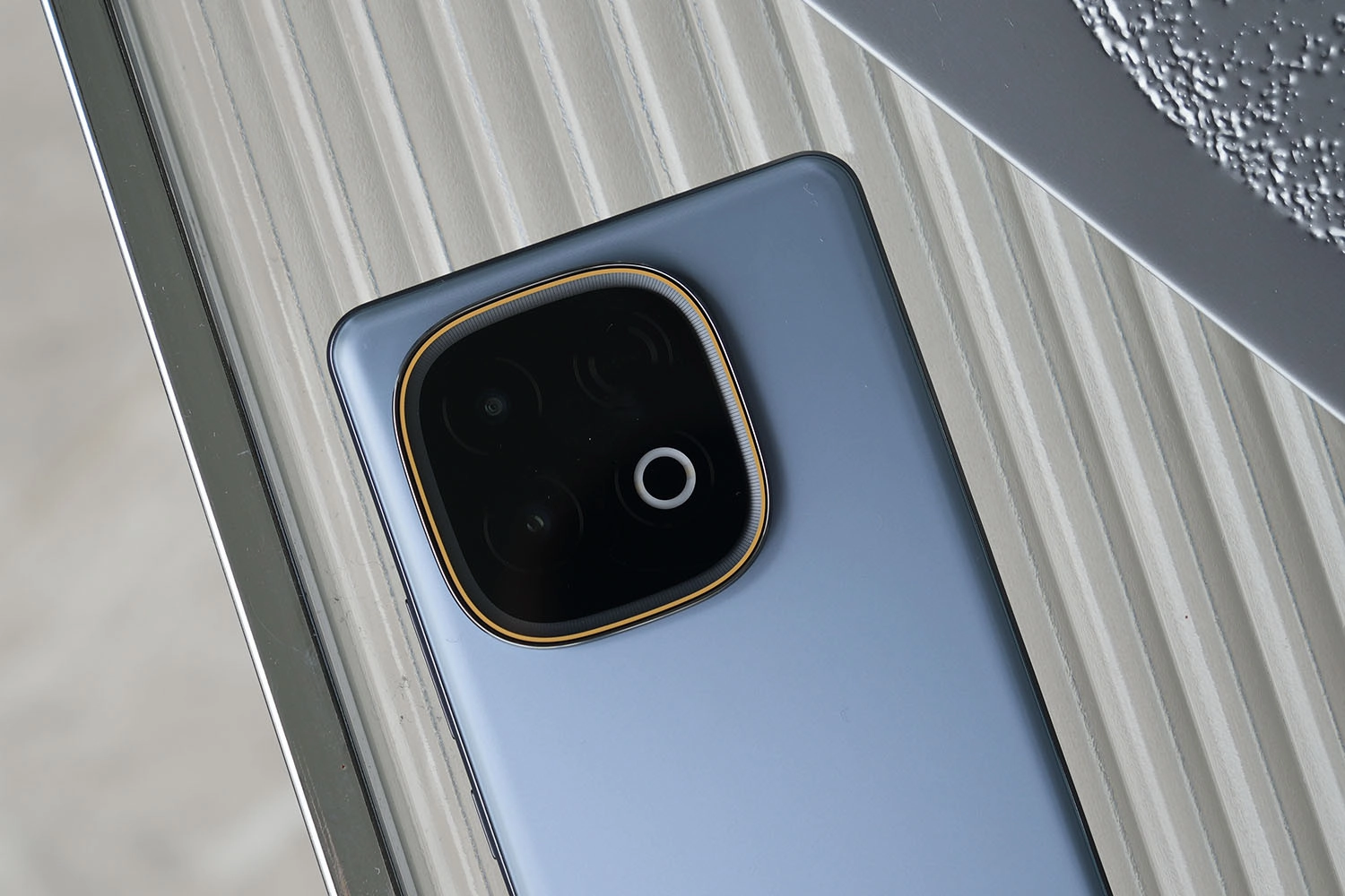 Camera 50MP hỗ trợ OIS