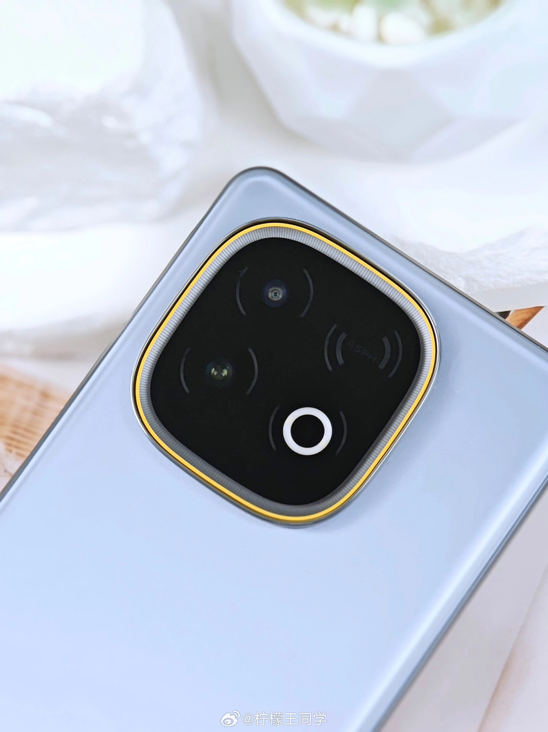 Cụm camera chính