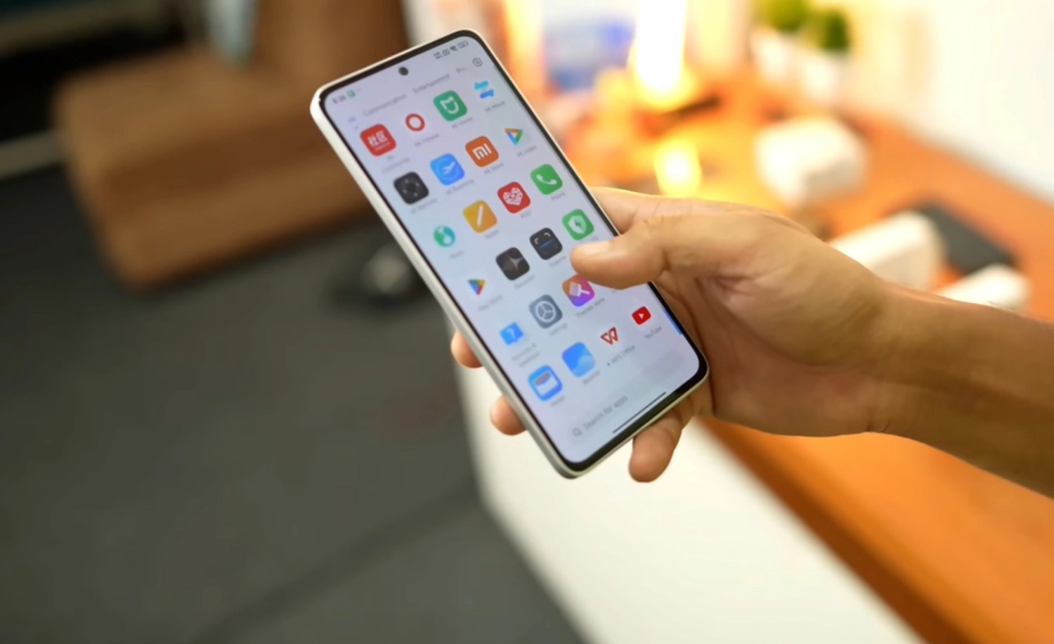 Máy khá lớn để cầm bằng một tay