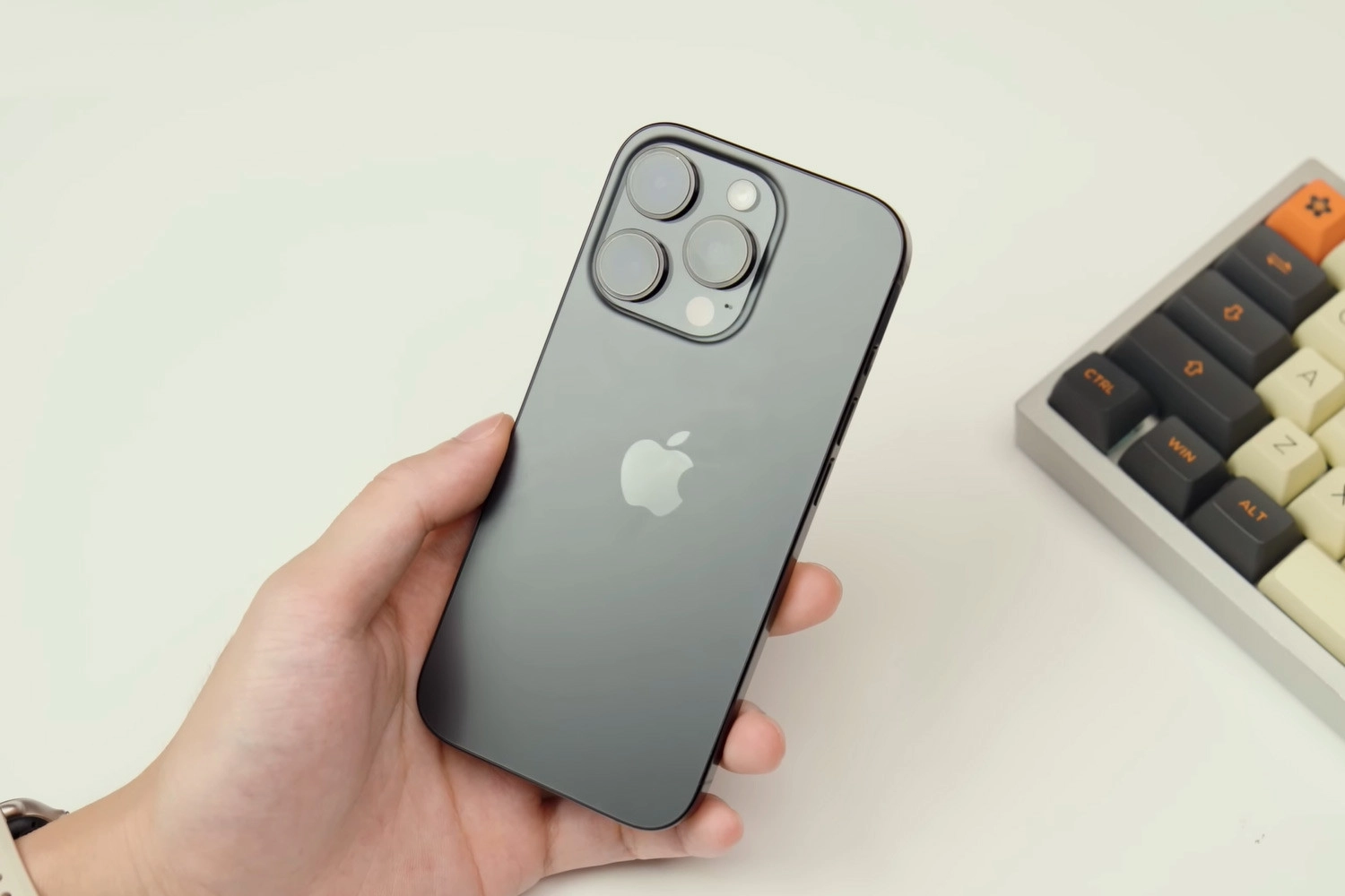 Thay mặt kính sau iPhone 17 Pro, nguyên nhân