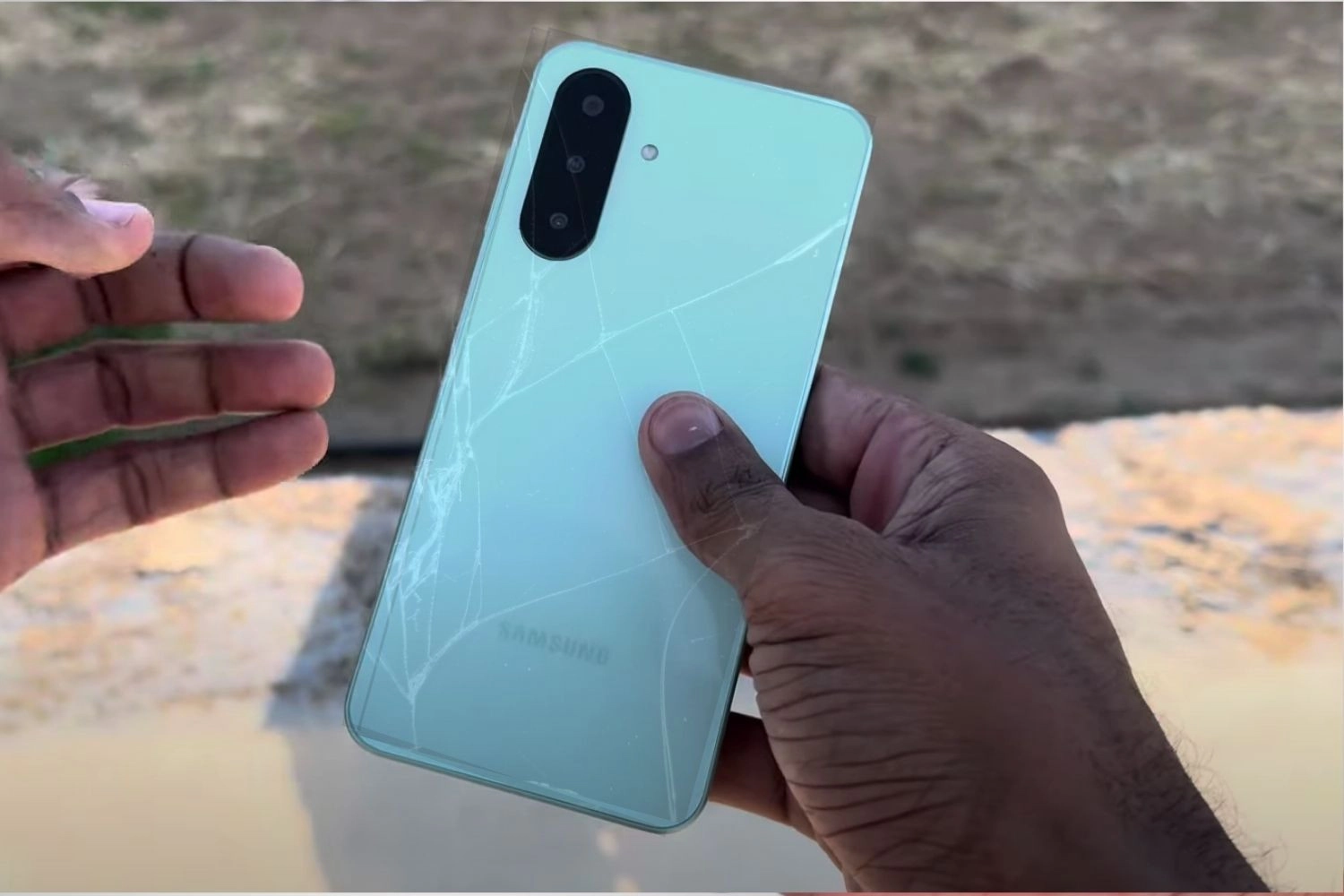 Thay mặt kính sau Samsung Galaxy A26, Dấu hiệu cần thay mặt kính sau Samsung Galaxy A26