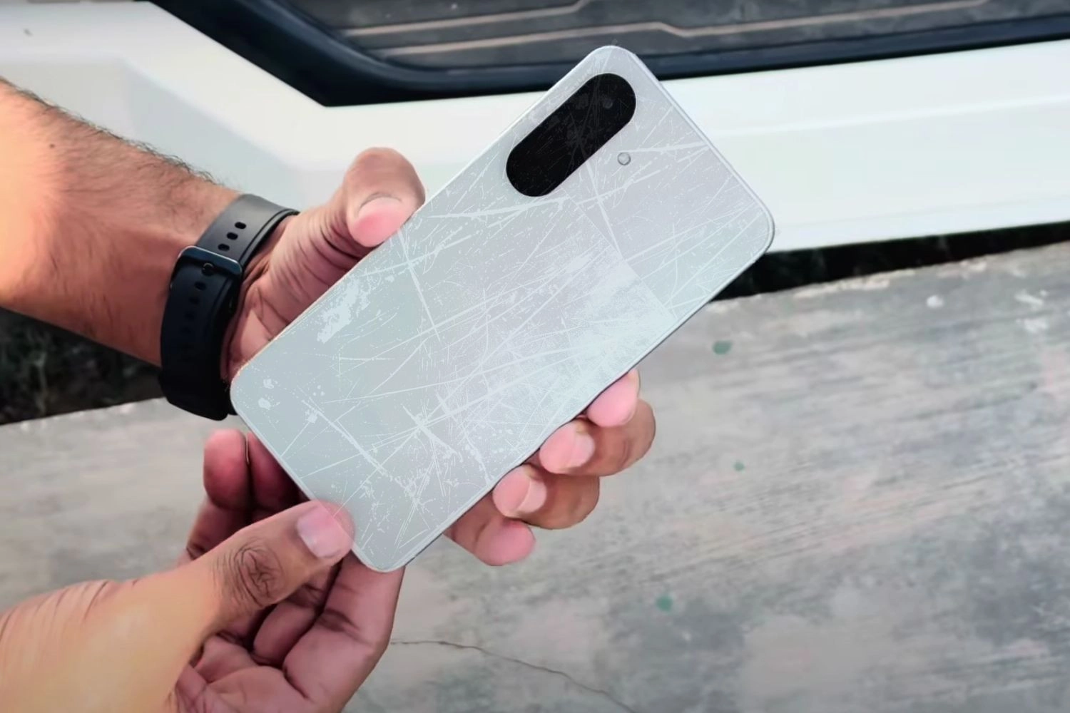 Thay mặt kính sau Samsung Galaxy A56, Dấu hiệu cần thay mặt kính sau Samsung Galaxy A56