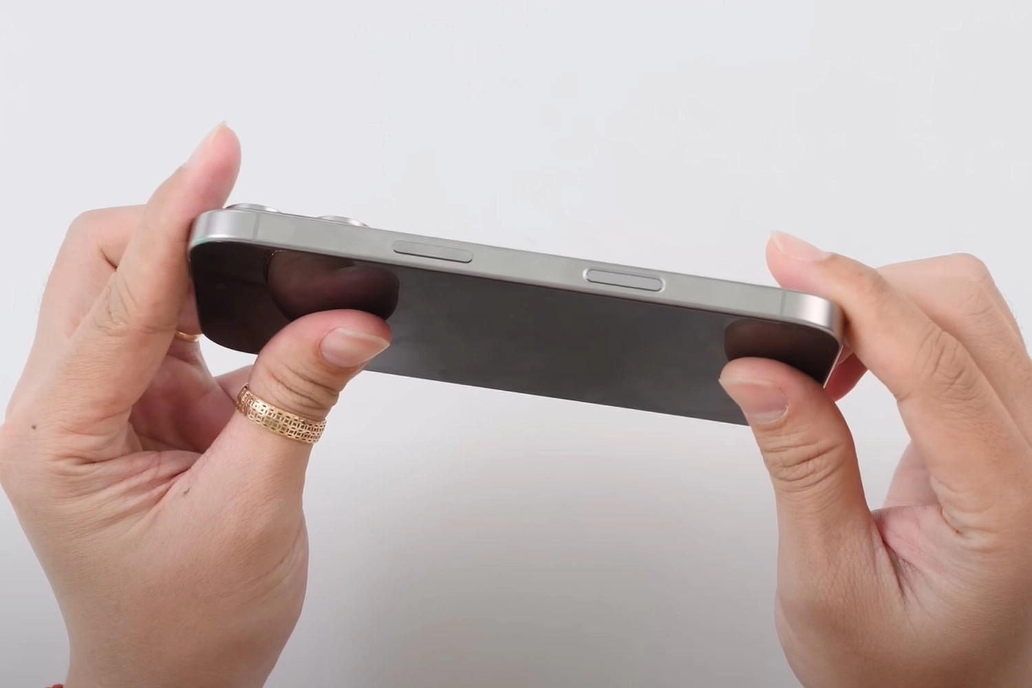 Thay vỏ iPhone 17 Pro, thay vỏ