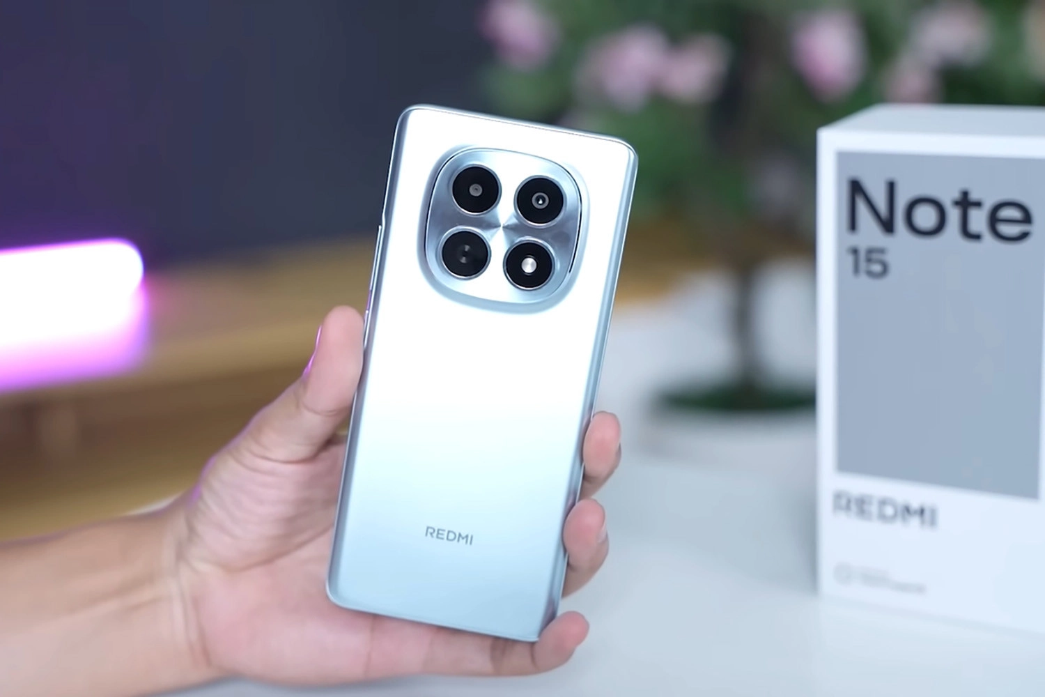 Thiết kế cong cả mặt trước và sau