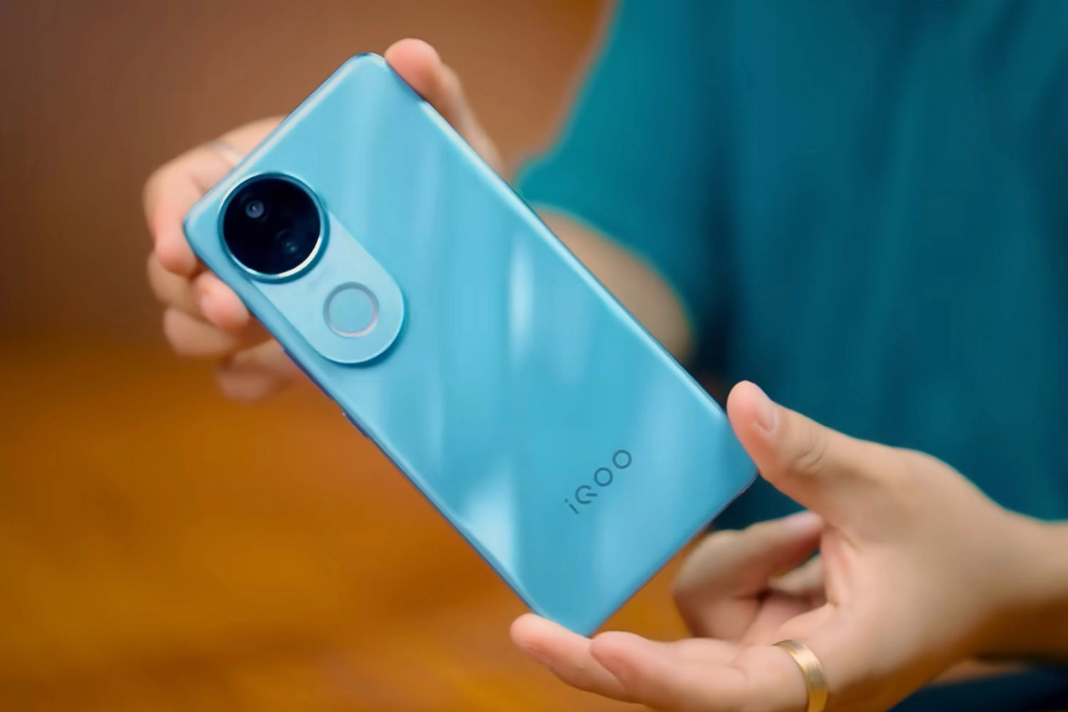 Phiên bản Vivo iQOO Z10R màu Xanh bắt mắt