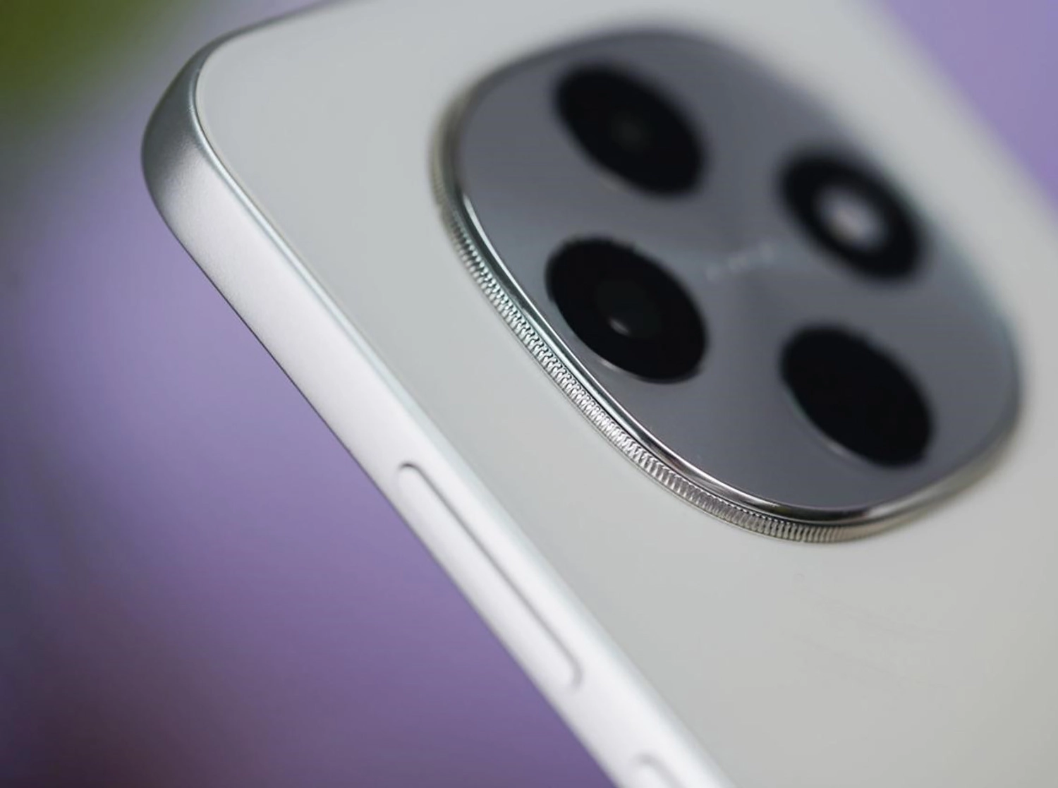 Cạnh bên OPPO A6 Pro