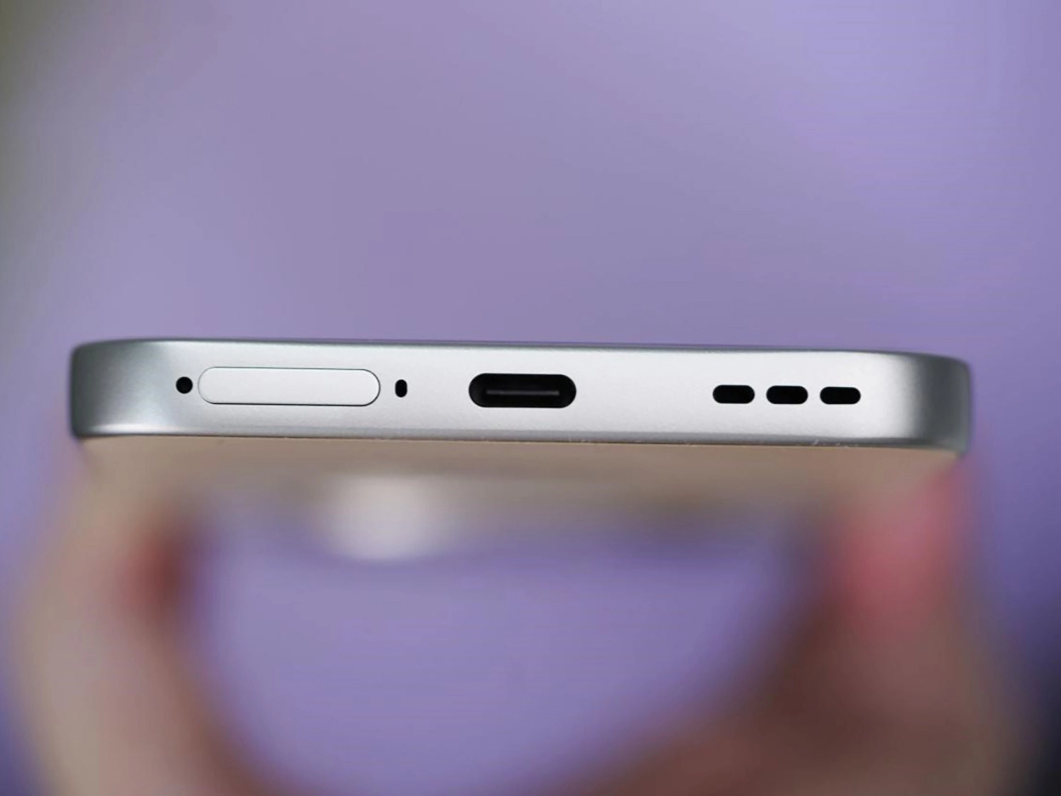 Cạnh dưới OPPO A6 Pro
