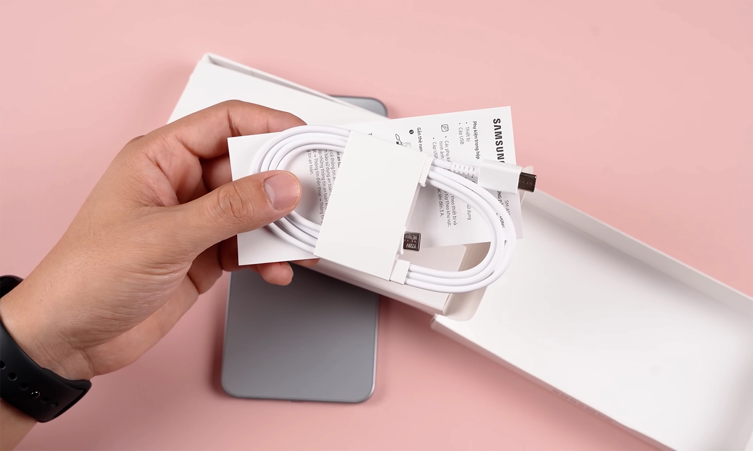 Bên trong hộp phụ kiện Samsung A17 5G