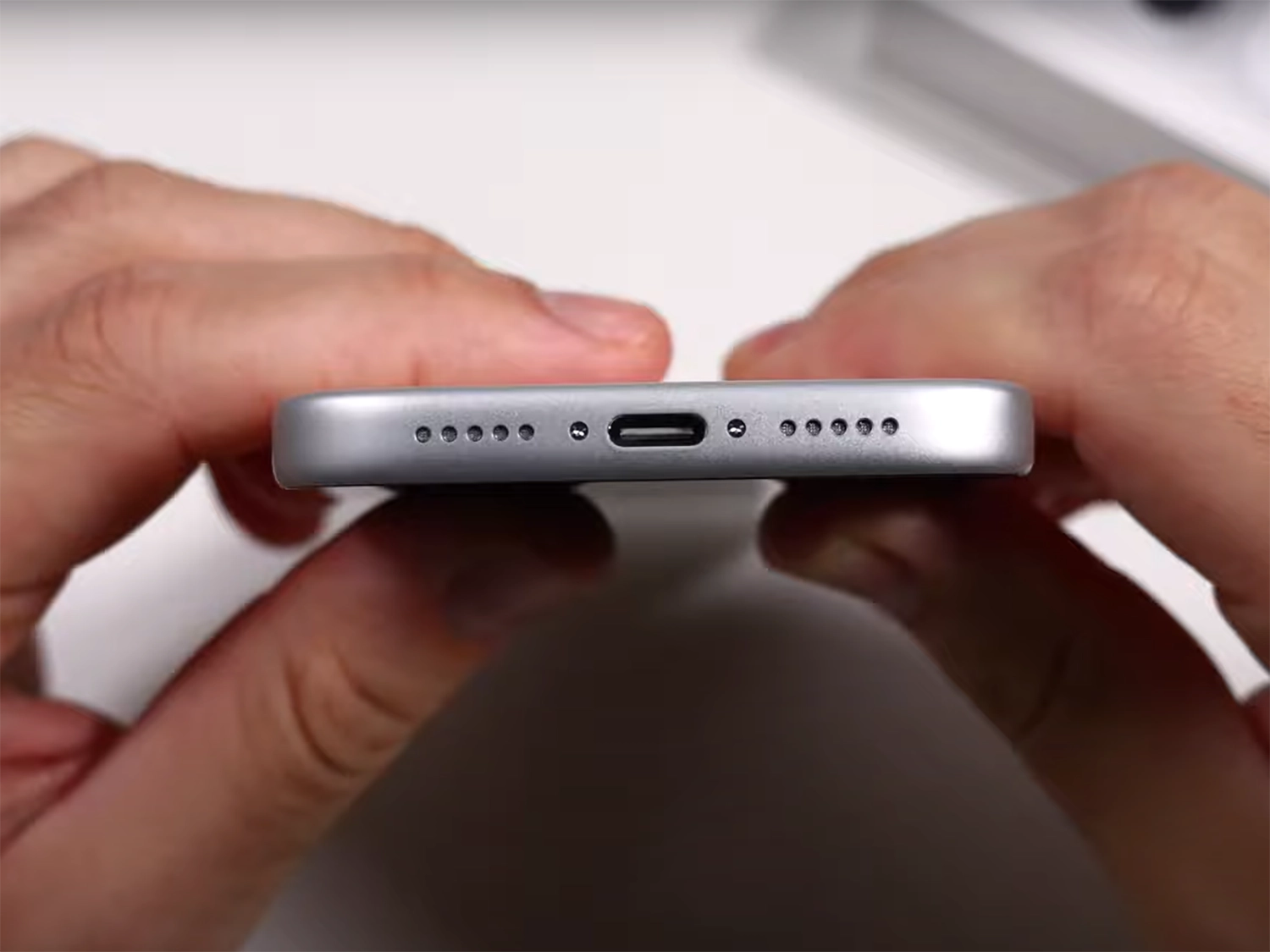 Cạnh dưới iPhone 17 Pro