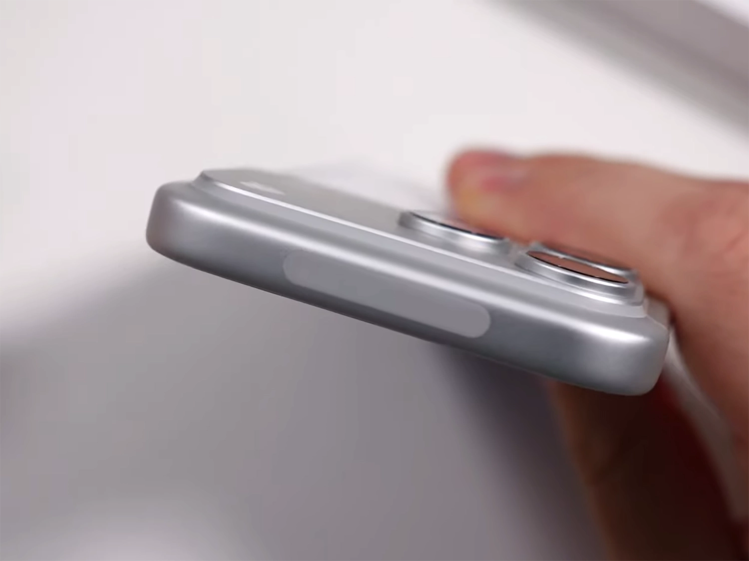 Cạnh trên iPhone 17 Pro