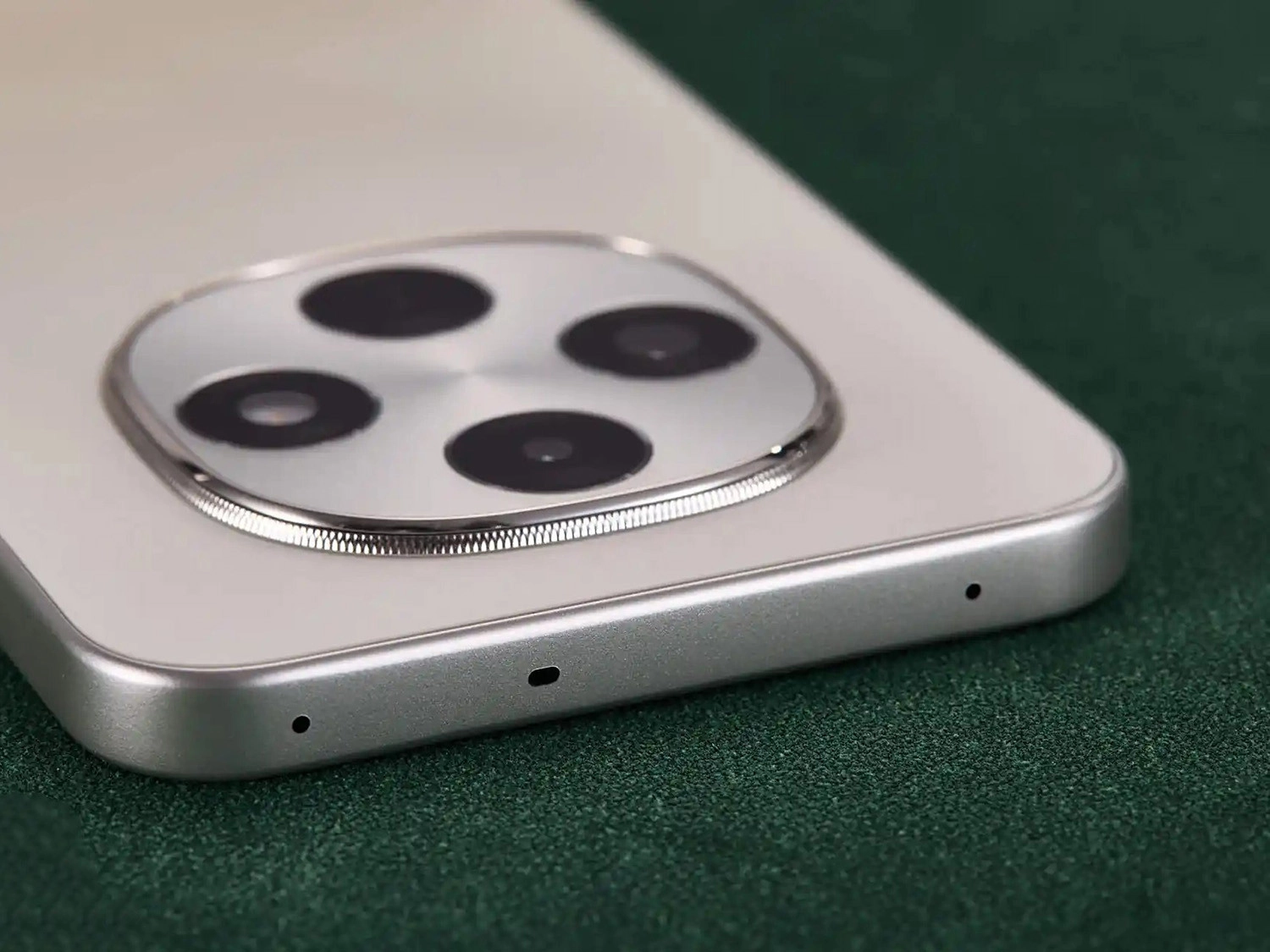 Cạnh trên OPPO A6 Pro