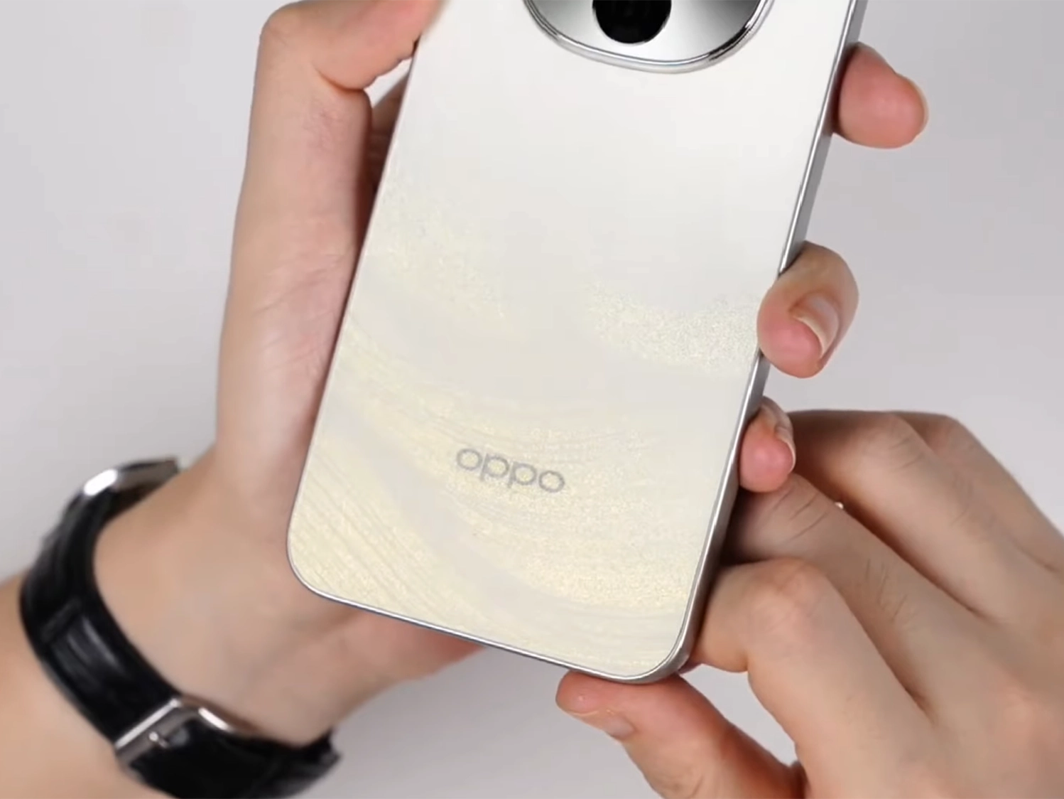 Hoa văn trên mặt lưng OPPO A6 Pro