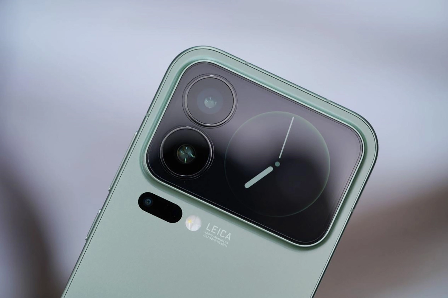 Cụm camera sau và màn hình phụ