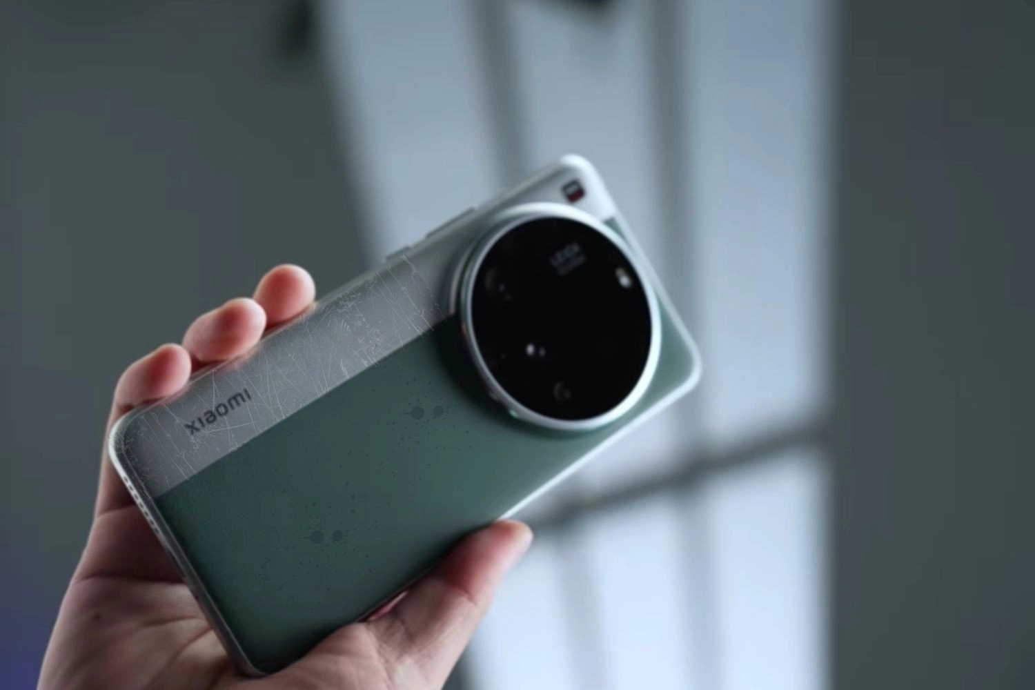 Thay mặt kính sau Xiaomi 15 Ultra, Dấu hiệu cần thay mặt kính sau Xiaomi 15 Ultra