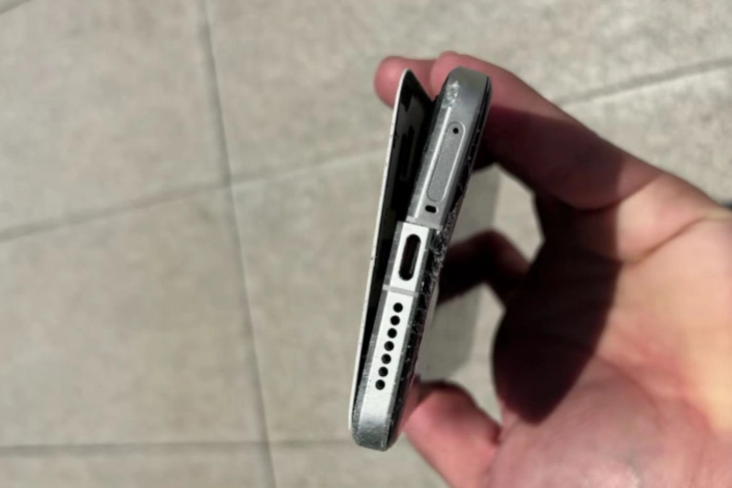 Thay mặt kính sau Xiaomi 15 Ultra, Dấu hiệu cần thay vỏ Xiaomi 15 Ultra