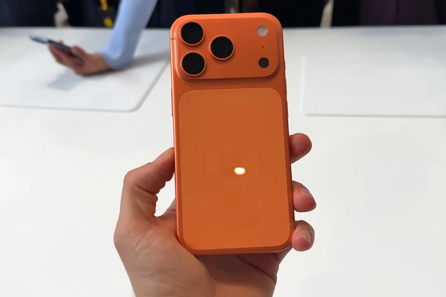 iPhone 17 Pro Max là mẫu đầu tiên của Apple sở hữu ba camera sau đều có độ phân giải 48MP,