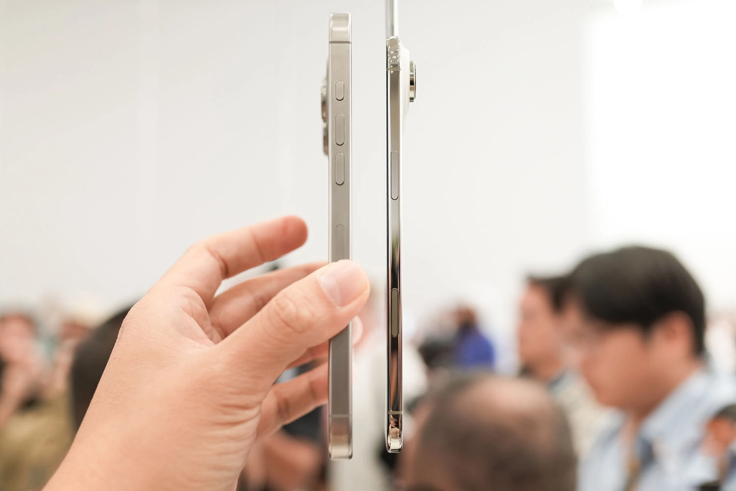 Thân máy mỏng hơn nhiều so với iPhone 16 Pro Max