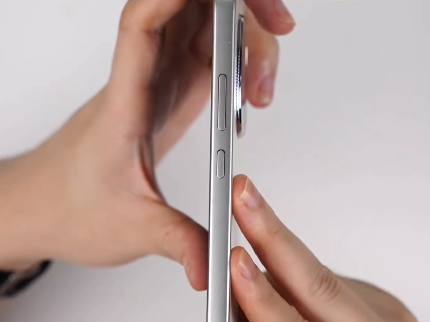 Cạnh bên OPPO A6 Pro
