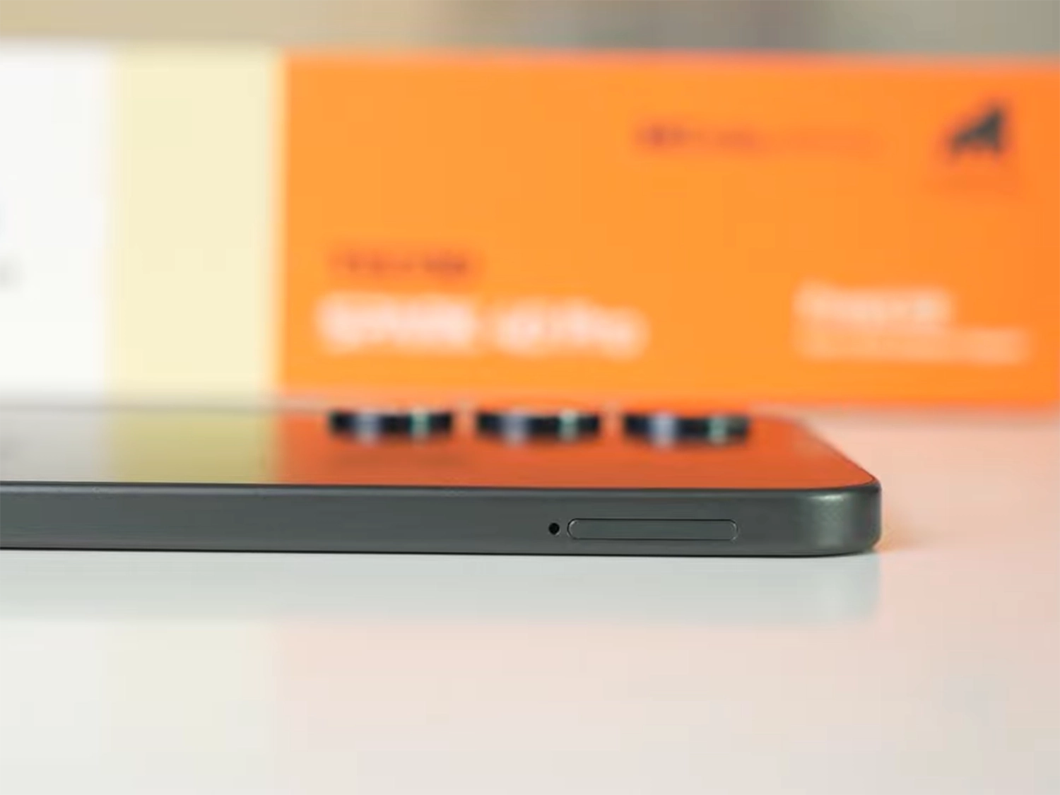 Cạnh bên Tecno Spark 40 Pro