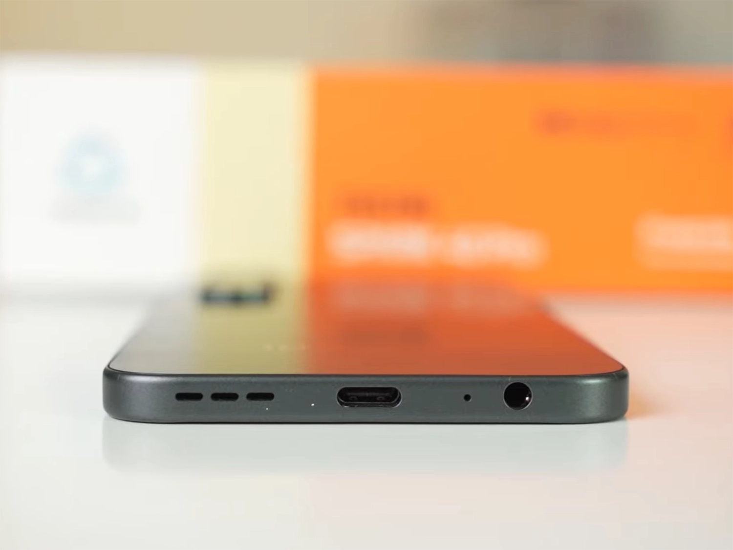 Cạnh dưới Tecno Spark 40 Pro