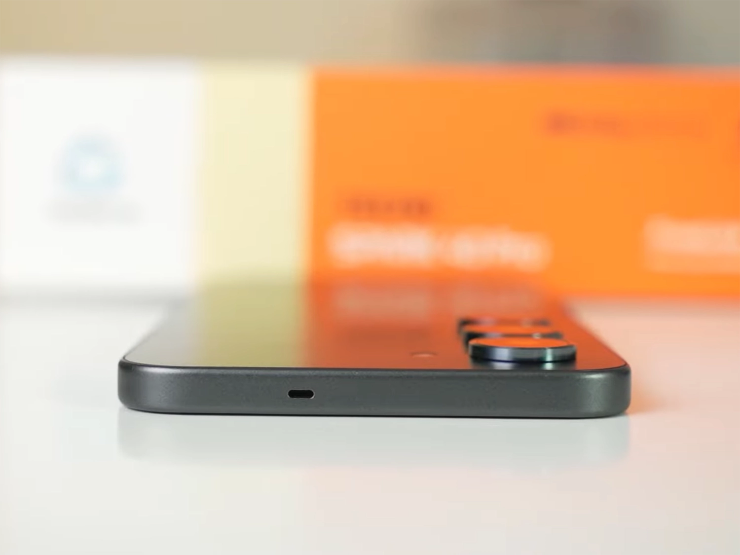 Cạnh trên Tecno Spark 40 Pro